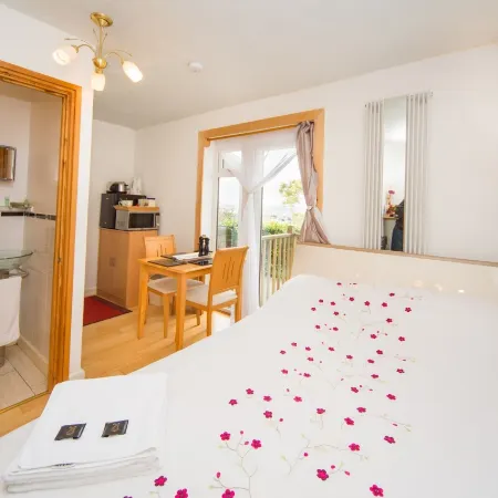 Cosy Snug Room - Near Lyme Regis - Private Balcony with Country Views & Free Parking
