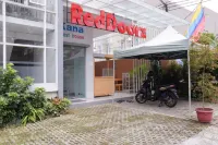 RedDoorz Near Gor Satria Purwokerto Hotels near riski