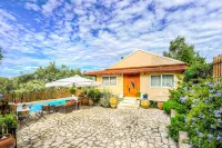 Dimitris Cottage Hotels near Pythias Gallery