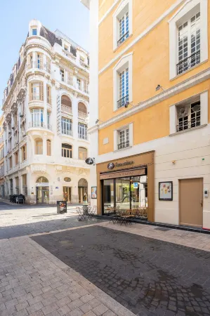 Les Petits Pavillons Appartements Standing 1 Chambre 4 Pers Clim Vieux-Port Отели рядом с достопримечательностью «Randonnées théâtrales Marcel Pagnol Cie Dans la cour des Grands»