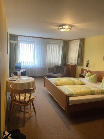 Gasthof Zum Goldenen Schiff - Lehm, Stil & Altstadtflair Отели в г. Ипхофен