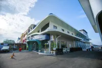 Two K Azana Style Hotel Bengkulu - parking