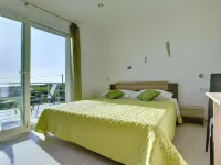 Comfortable House with Large Garden and Terrace, Near the Beach - Homestays