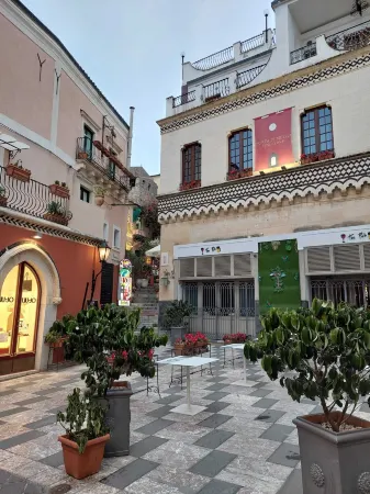 Porta di Mezzo Luxury Suites & Rooms Отели рядом с достопримечательностью «Палаццо Корвайя»