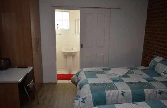 哈里史密斯村旅館