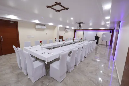 Hotel Surya International Отели рядом с достопримечательностью «Sadar Bazaar»