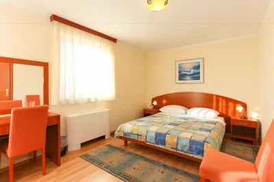 Apartments and Rooms Astoria Hotels in Marina
