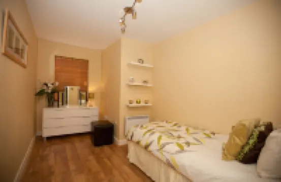 Riverbank View Three Bedroom Apartment with Free Parking