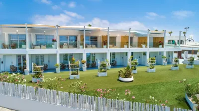 ブルー ハーバー ブティック Nissi Beach周辺のホテル