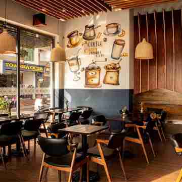 HQH Sea View Apartment Dining/Meeting Rooms