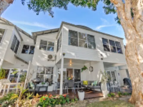 Noosa Entrance Waterfront Resort Hotels in Noosaville