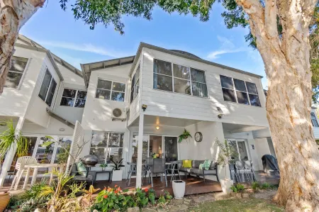 Noosa Entrance Waterfront Resort