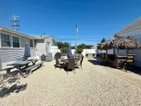 3 bedroom Cottage w/ Tiki Bar, great location in Ship Bottom