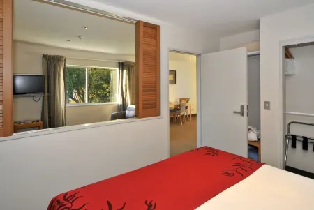 Wai Ora Lakeside Spa Resort Отели рядом с достопримечательностью «Hells Gate»