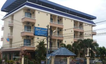Ritzy House Hotel
