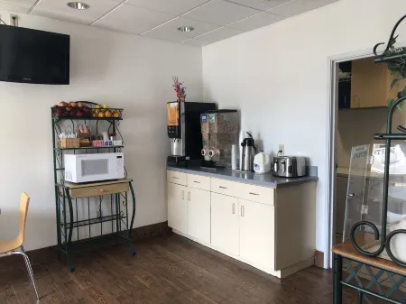 Howard Johnson by Wyndham Airport