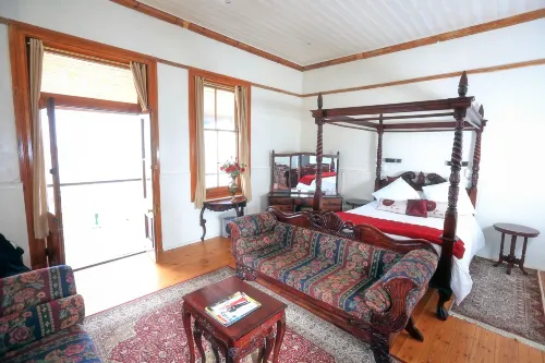 Central Hotel Guest House - parking