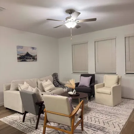 Spacious 4B Mid-Century 2BTH Oasis Family & Work Stay