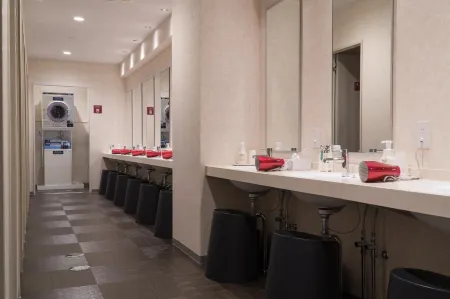 Mt.Fuji Cabin & Lounge Highland Station Inn (Capsule Hotel) Отели рядом с достопримечательностью «Kawaguchiko Stellar Theater»