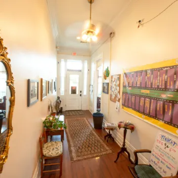 Hostel Auberge Nola Отели рядом с достопримечательностью «Железнодорожная станция Юнион Стейшн»