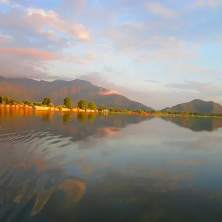 Wangnoo Houseboats