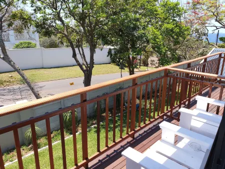 Hillside Guesthouse Umhlanga Отели в г. Умхланга