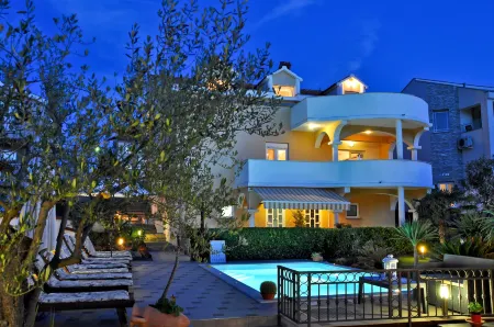 Villa Vanilla with Heated Pool Отели в г. Jovici