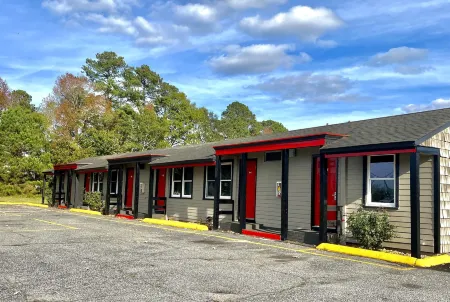 Whistling Pines Motel- Daily and Extended Stay Отели в г. Никсонтон