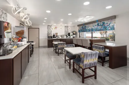 Super 8 by Wyndham Prattville Montgomery