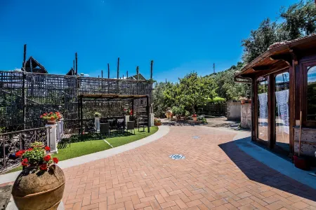 Agriturismo Il Giardino di Vigliano Отели рядом с достопримечательностью «Monte Solaro»