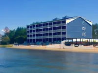 The Baywatch Resort Hotel a 