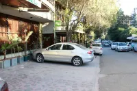 半邊蓮飯店 - 停車場