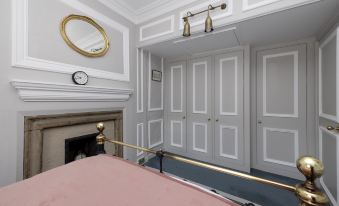 JOIVY Eclectic & Design Led 3Br Apt Near Edinburgh Castle