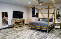 Spacious, Well-Appointed, Lux/Modern Touches w/ Pool Table, Ping-Pong & Fire Pit