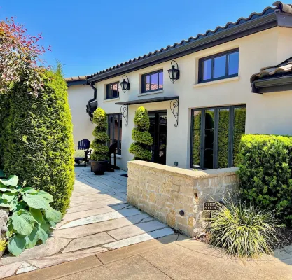 Romantic Private & Detatched Guest Home behind the gates of a Chateau on the Sea