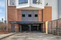 Spacious 2Bd with Private Balcony and Free Parking Hotel in zona Spectrum Center