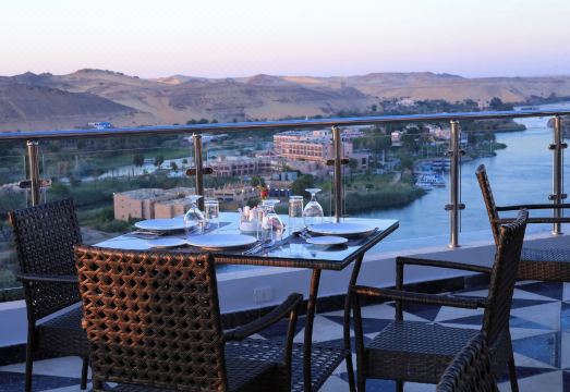 깔끔하게 정돈된 블루 로터스 나일 스위트 호텔 객실