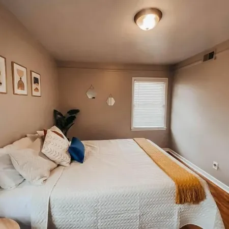 The Burrow-Cozy 3 Bdrm HM - Free Parking