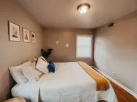The Burrow-Cozy 3 Bdrm HM - Free Parking