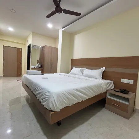 Hotel Elite Swagath Grand Отели рядом с достопримечательностью «Район Химайятнагар»