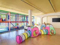 Camping Castell Montgri Hotels in Baix Emporda
