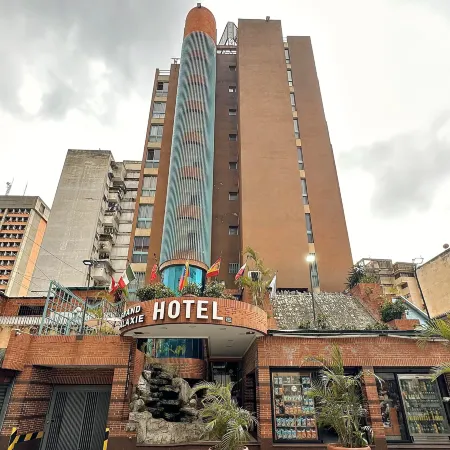 Hotel Grand Galaxie Отели рядом с достопримечательностью «Капитолий»