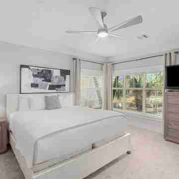 Serene Pondfront Stay w View Pool Access Walk to Baytowne Wharf Rooms