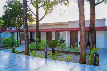 IFQ Hotel & Resort Islamabad Отели рядом с достопримечательностью «Shakarparian National Park»