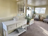 Kitchenette and Off Street Parking Access - Charming Studio Escape Hôtels à : Medford