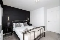 3 Bedroom House-Private Parking Hotels in 