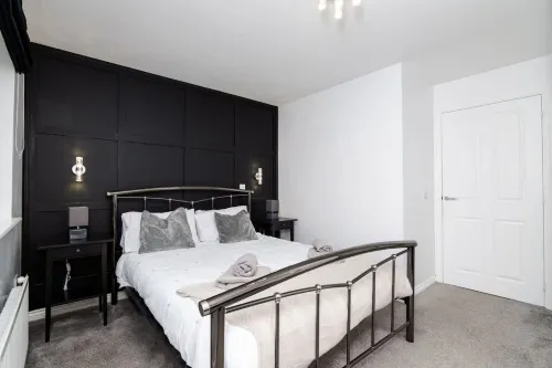 3 Bedroom House-Private Parking Отели в г. Бонниригг
