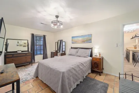 2/1 Historic Carriage House Walking Distance to Downtown