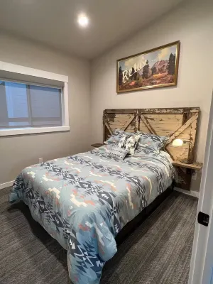The Shop on Cherry--Private Hot Tub! 8 Minutes to Downtown in Semi-Rural Area Hotels near Eastern Washington University JFK Memorial Library