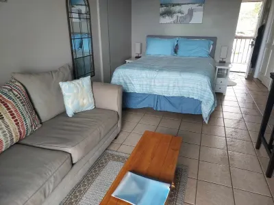 Waterfront Studio with two Pools, Grills, Pet Friendly